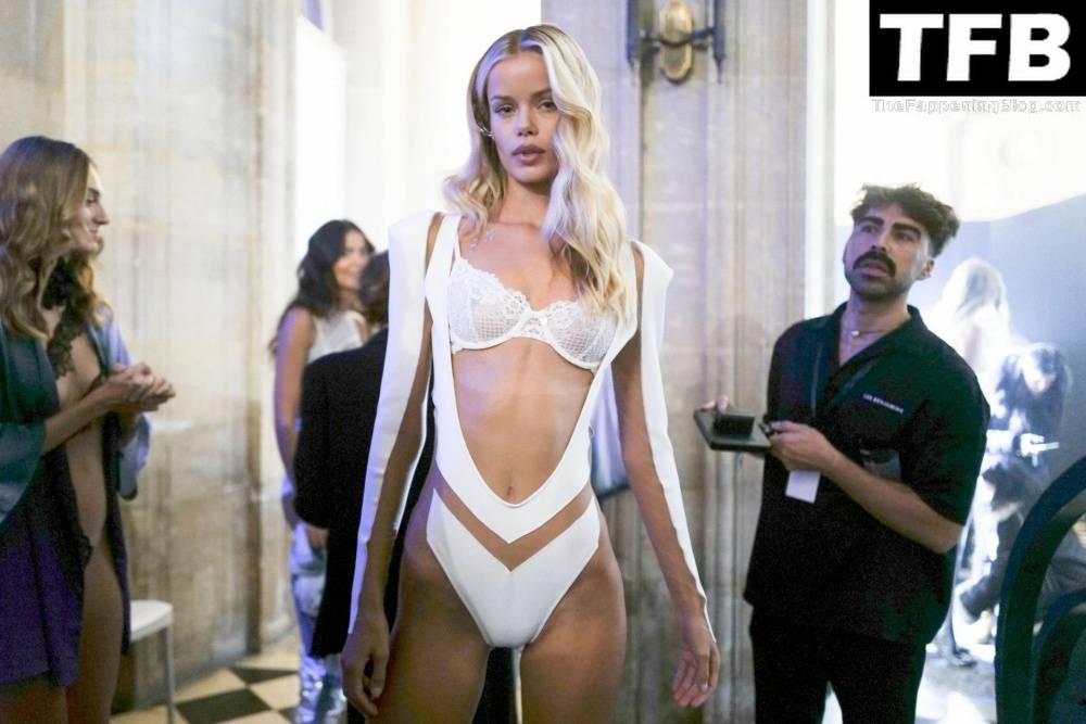 Frida Aasen Flaunts Her Nude Tits & Sexy Legs at the Etam Womenswear Show in Paris - #14
