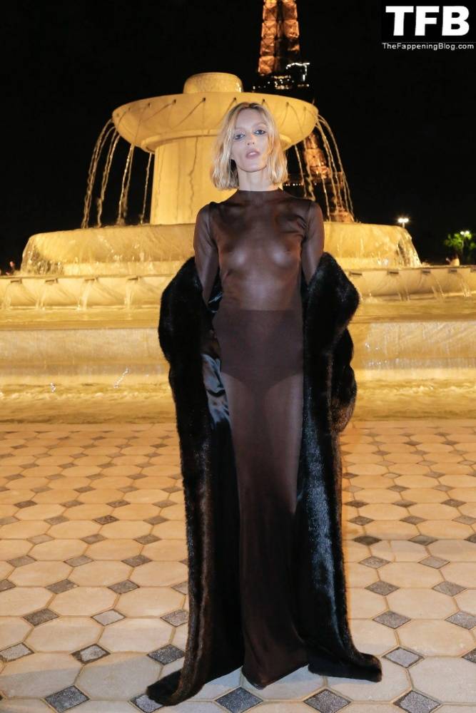 Anja Rubik Flashes Her Nude Tits at the Saint Laurent Womenswear Show in Paris - #21
