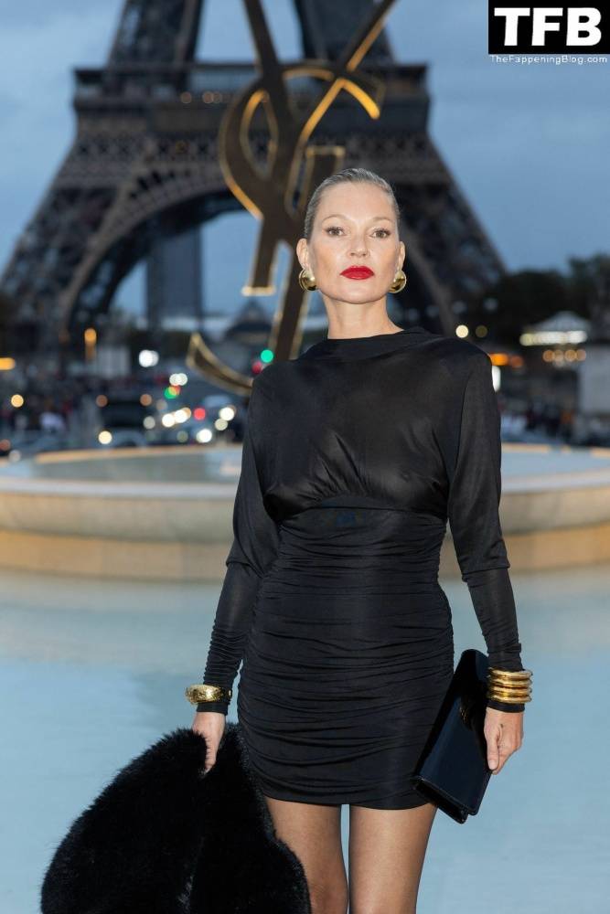 Kate Moss Flashes Her Nude Tits as She Arrives at the Saint Laurent Fashion Show in Paris - #82