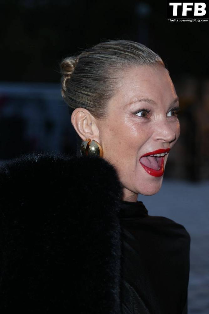 Kate Moss Flashes Her Nude Tits as She Arrives at the Saint Laurent Fashion Show in Paris - #42