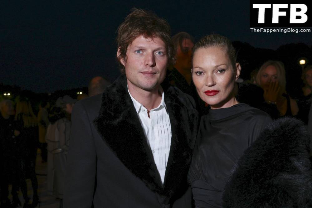 Kate Moss Flashes Her Nude Tits as She Arrives at the Saint Laurent Fashion Show in Paris - #15