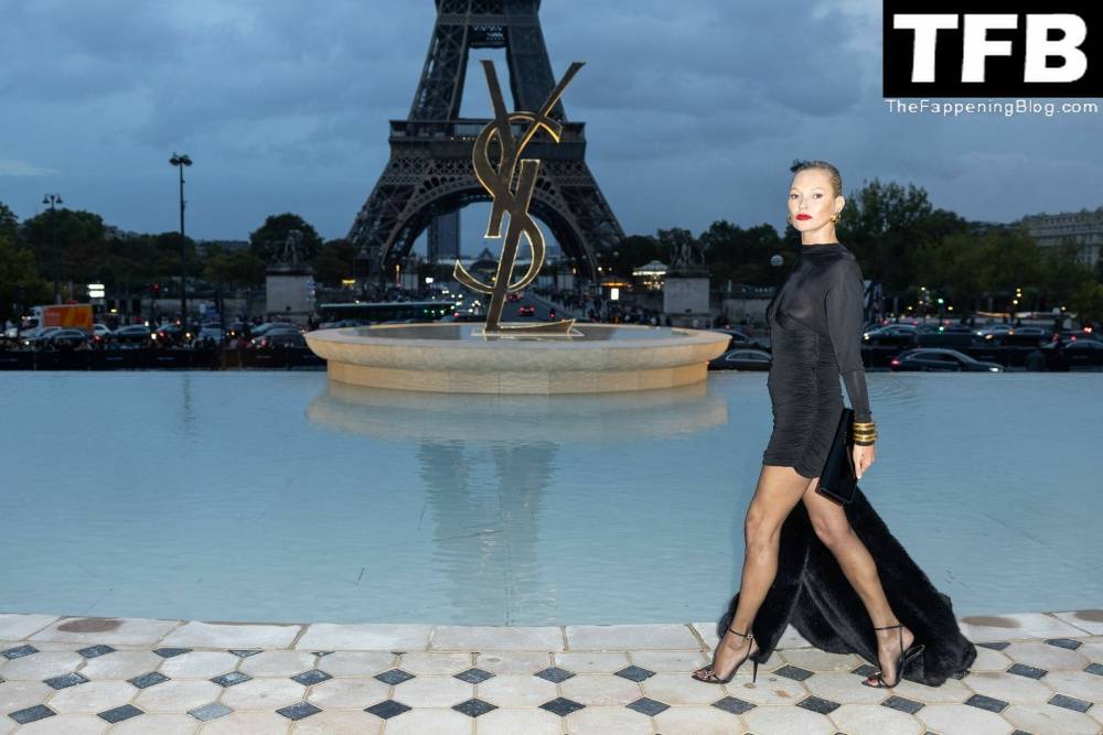 Kate Moss Flashes Her Nude Tits as She Arrives at the Saint Laurent Fashion Show in Paris - #75