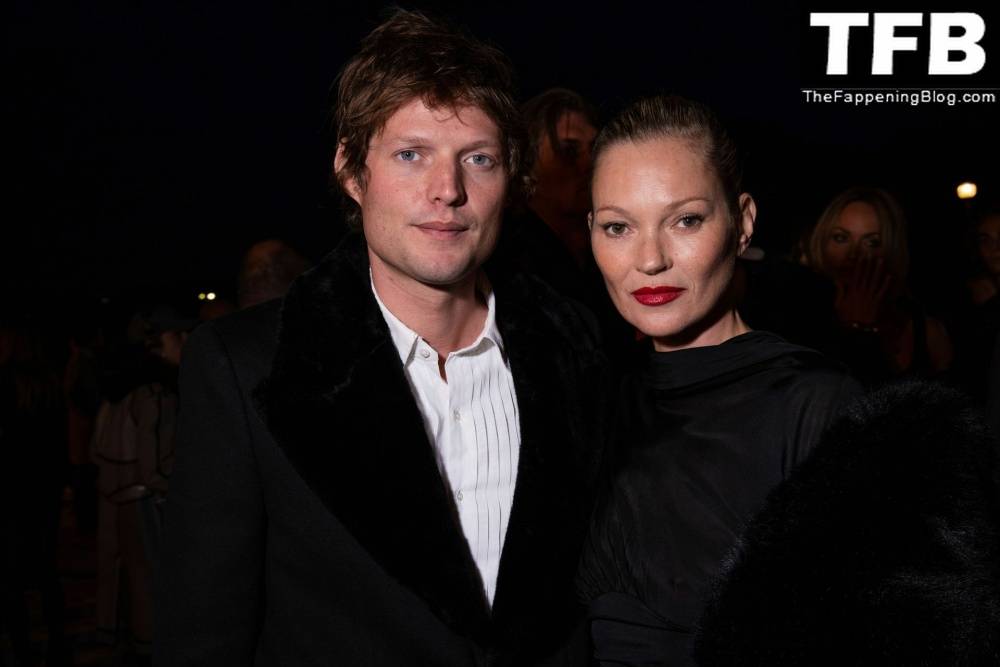 Kate Moss Flashes Her Nude Tits as She Arrives at the Saint Laurent Fashion Show in Paris - #4