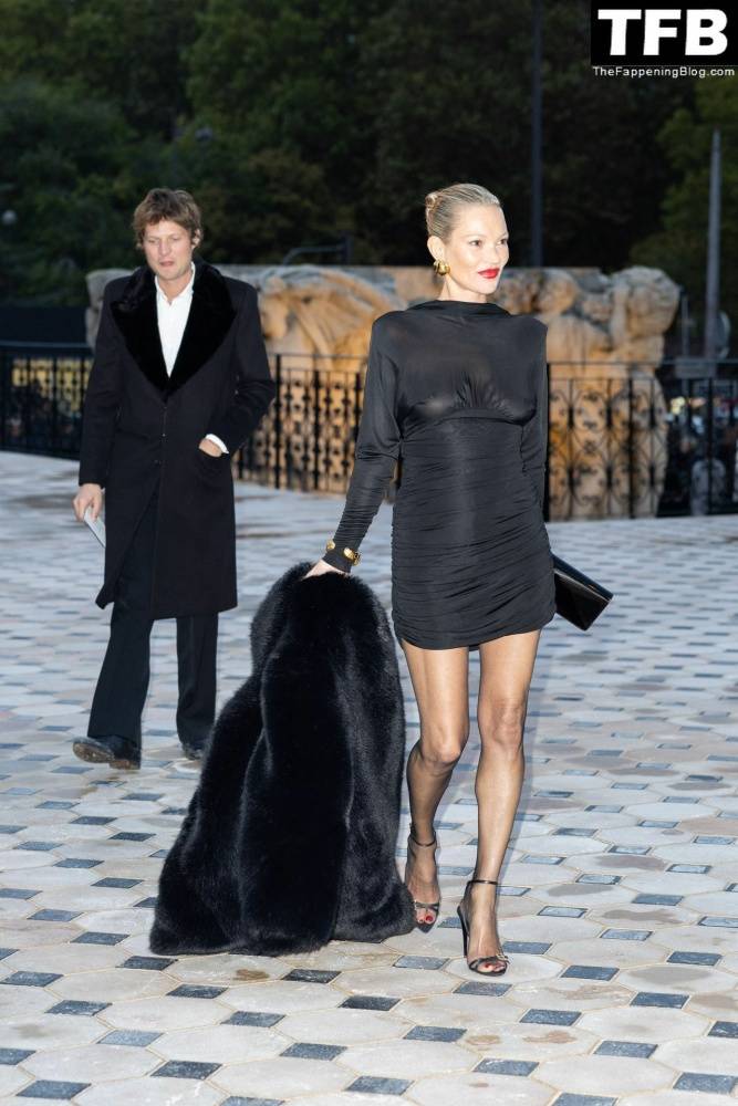 Kate Moss Flashes Her Nude Tits as She Arrives at the Saint Laurent Fashion Show in Paris - #77