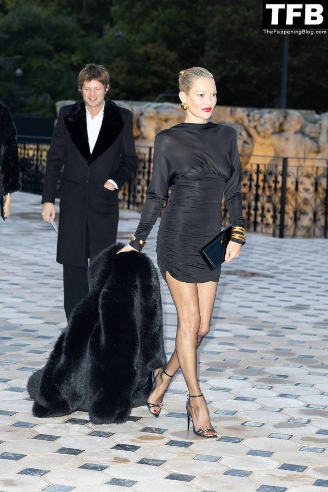 Kate Moss Flashes Her Nude Tits as She Arrives at the Saint Laurent Fashion Show in Paris - #94
