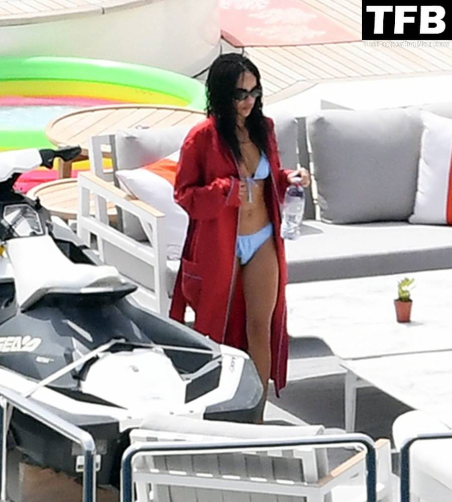 Zoe Kravitz Goes Topless While Enjoying a Summer Holiday on a Luxury Yacht in Positano - #7