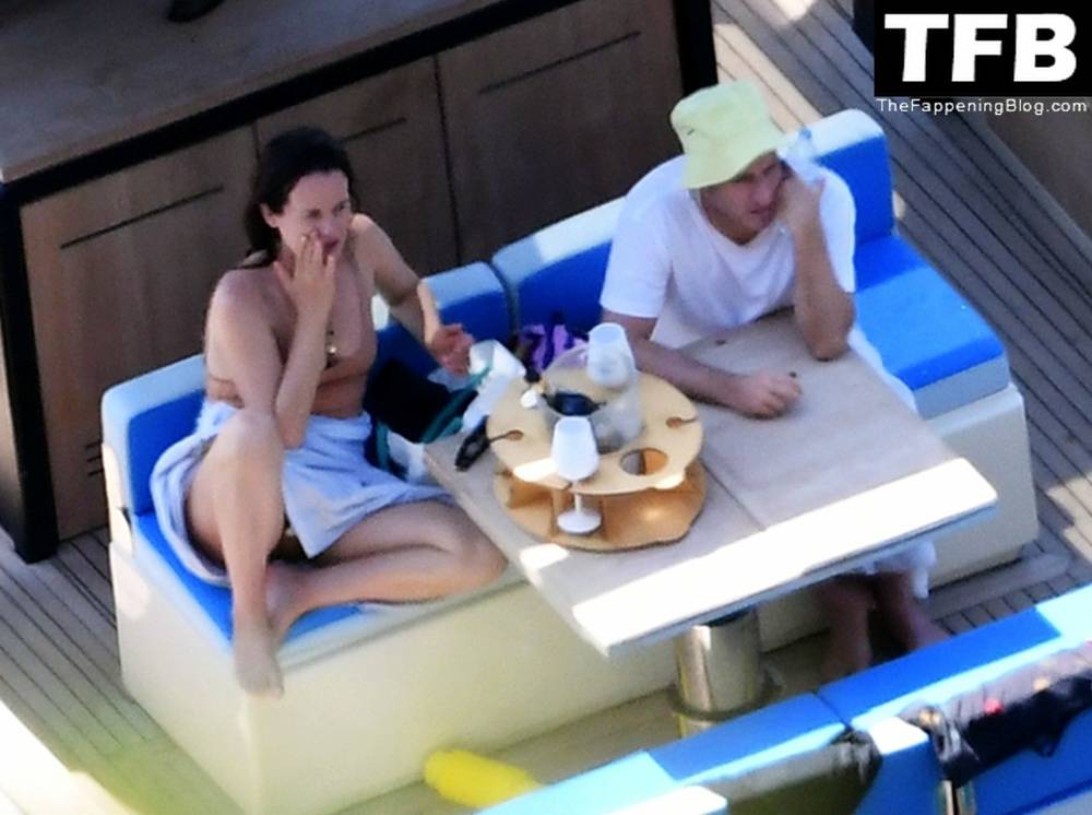 Elizabeth Reaser Has a Great Time with Bruce Gilbert While on Holiday in Positano - #30