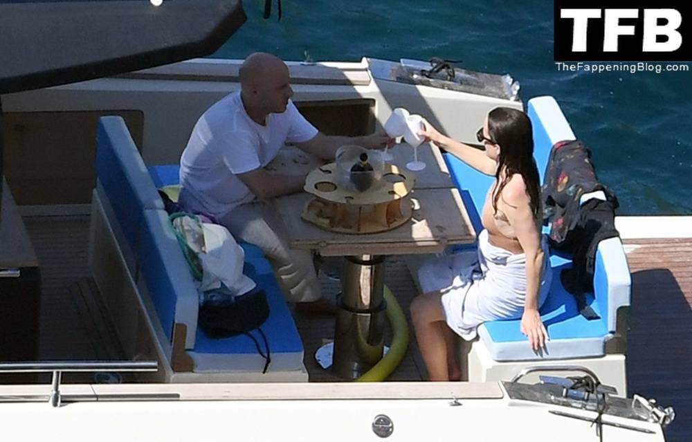 Elizabeth Reaser Has a Great Time with Bruce Gilbert While on Holiday in Positano - #10