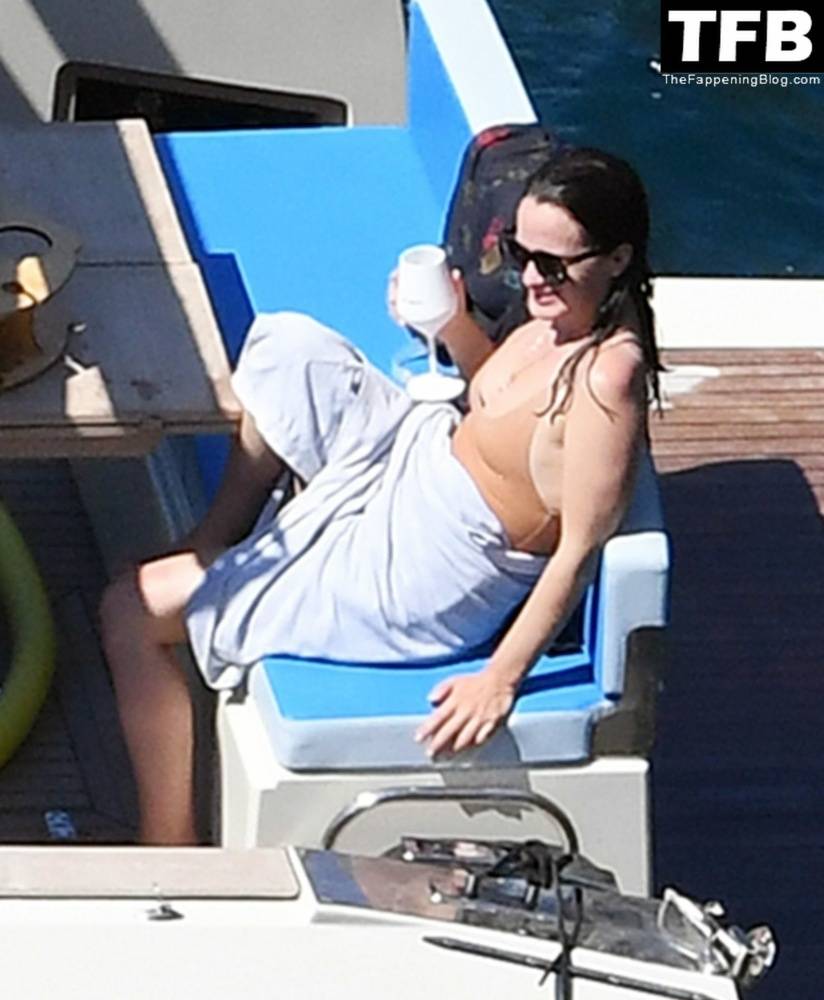 Elizabeth Reaser Has a Great Time with Bruce Gilbert While on Holiday in Positano - #57