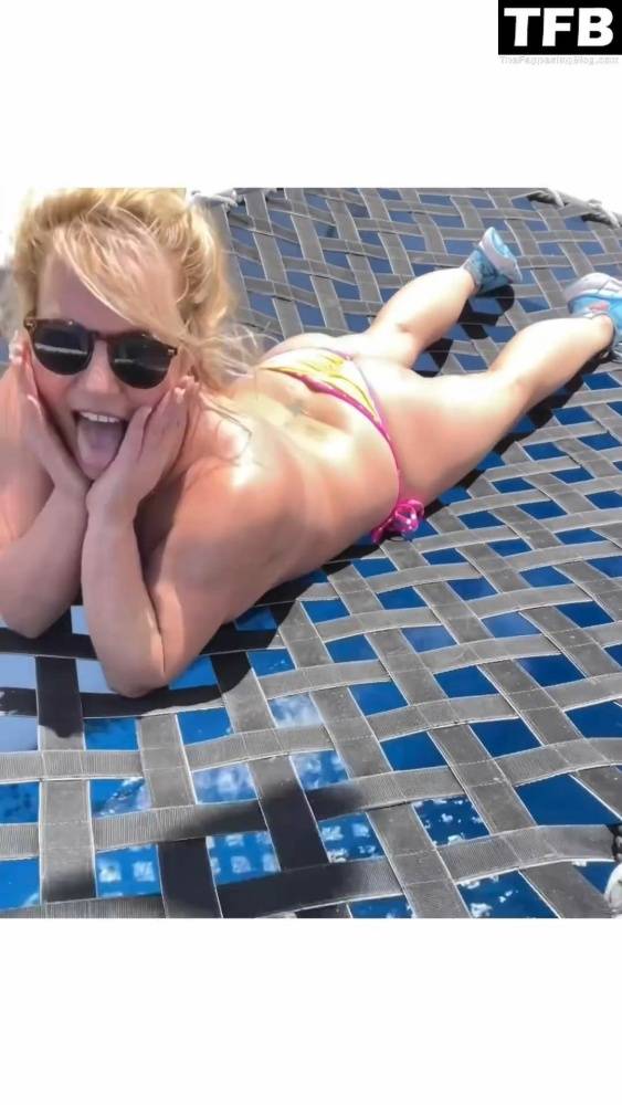 Britney Spears Flashes Her Nude Tits and Sexy Butt (19 Pics + Video) - #17