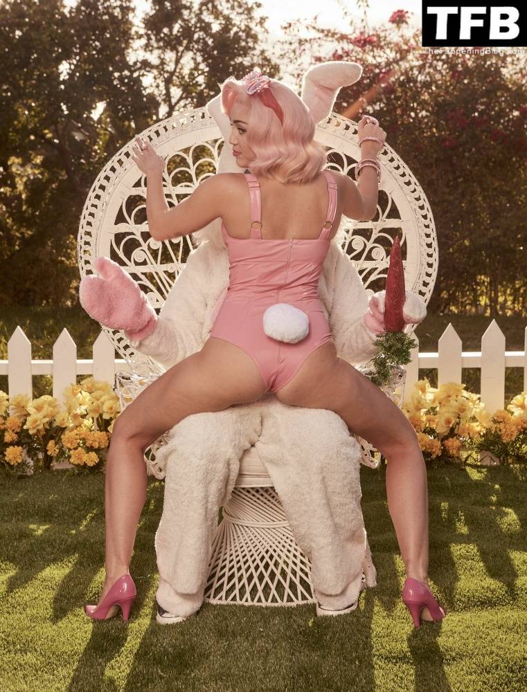 Miley Cyrus Nude & Sexy 13 Vogue Magazine Outtakes - #24