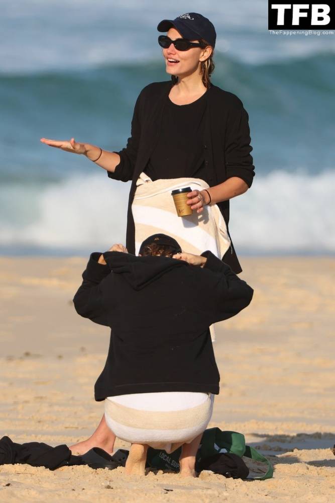 Lara Worthington & Phoebe Tonkin Enjoy a Day on the Beach in Sydney - #54
