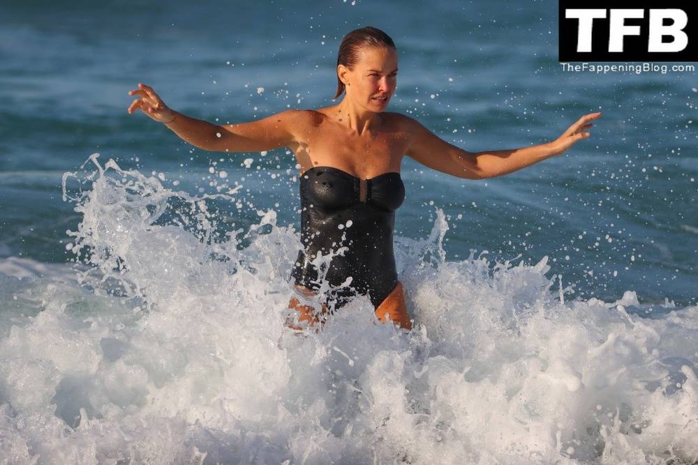 Lara Worthington & Phoebe Tonkin Enjoy a Day on the Beach in Sydney - #72