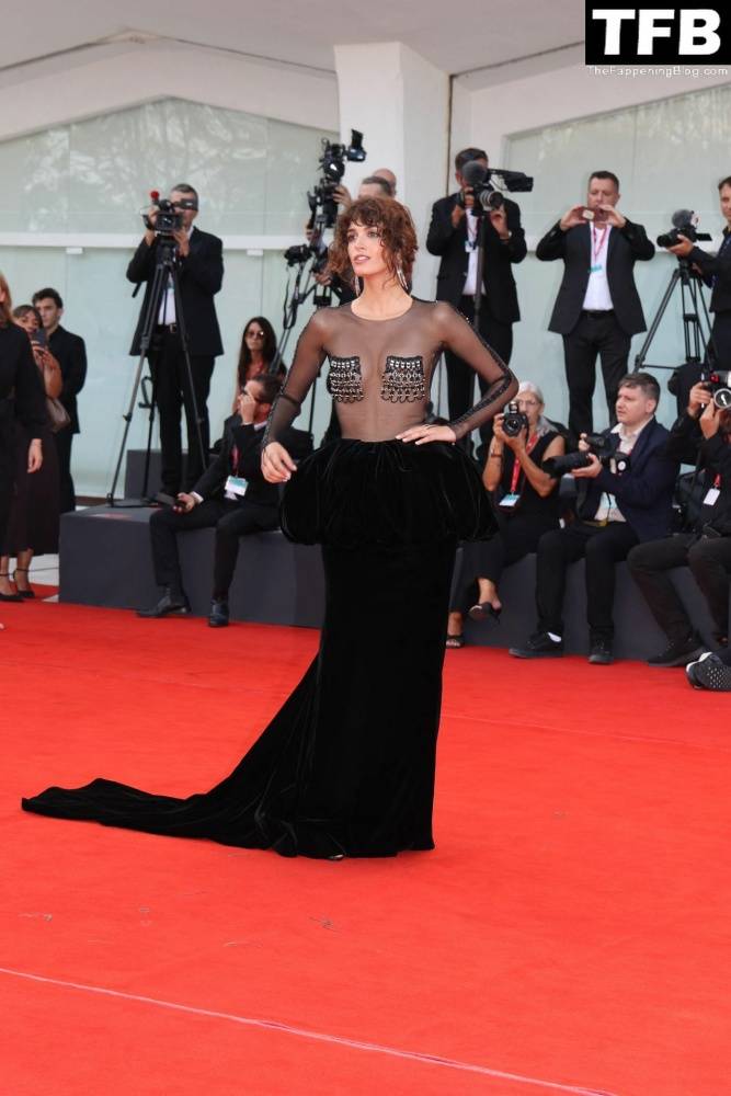 Greta Ferro Flashes Her Nude Tits at the 79th Venice International Film Festival - #29
