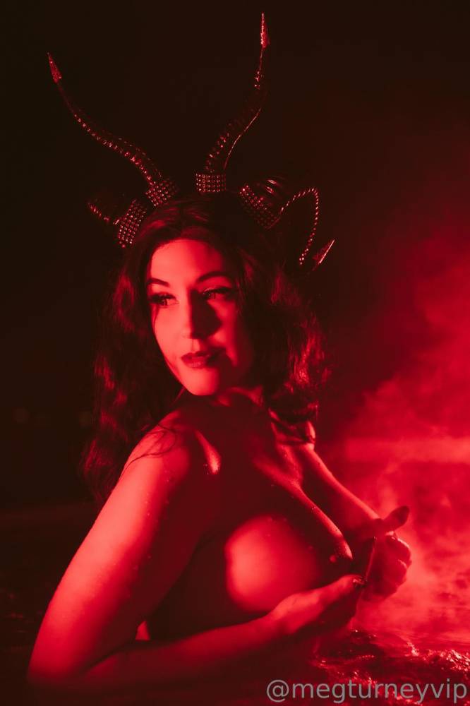 Meg Turney Nude Krampus Hot Tub Onlyfans Set Leaked - #16