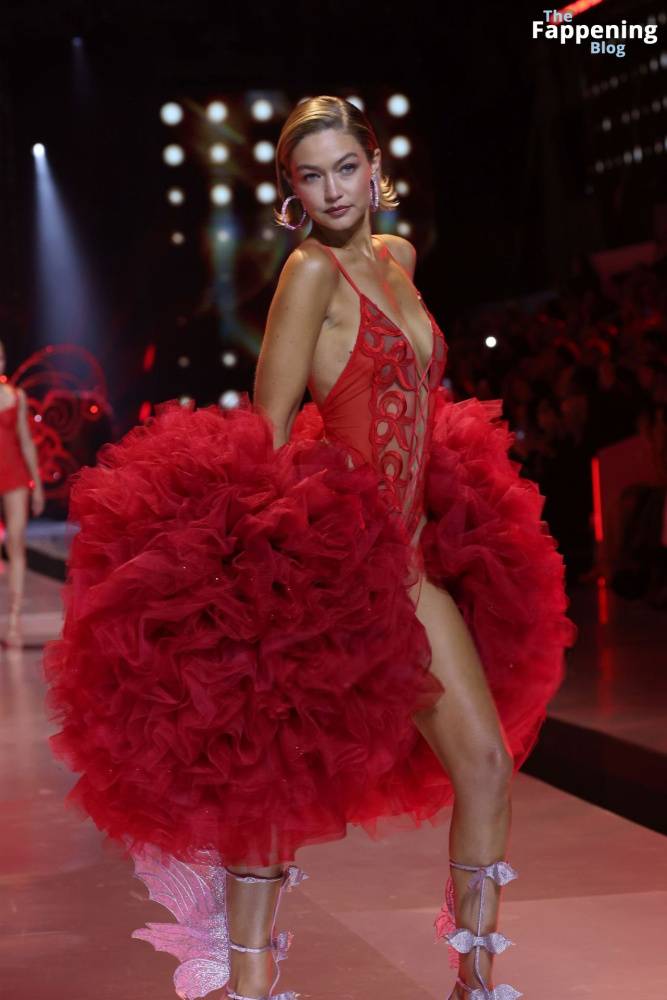 Gigi Hadid Displays Her Sexy Figure at the 2024 Victoria’s Secret Fashion Show (112 Photos) - #15