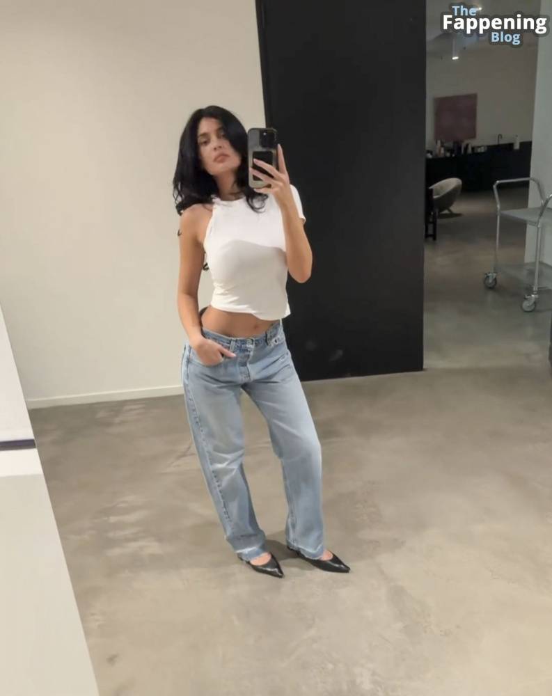 Kylie Jenner Shows Off Her Boobs & Midriff in a Casual T-shirt & Jeans (12 Pics + Video) - #7