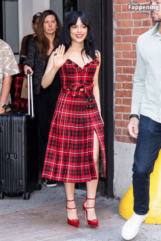 Jenna Ortega Flashes a Smile and a Wave as She Steps Out in NYC (35 Photos) - #6