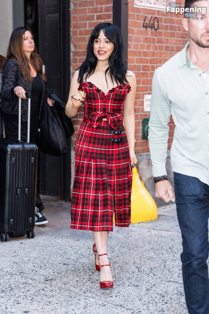 Jenna Ortega Flashes a Smile and a Wave as She Steps Out in NYC (35 Photos) - #1