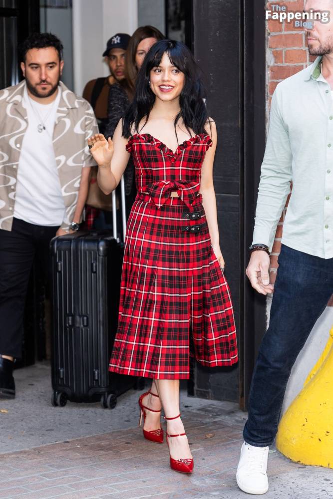 Jenna Ortega Flashes a Smile and a Wave as She Steps Out in NYC (35 Photos) - #5