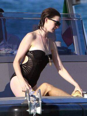 Anne Hathaway / ahathawaynews / annehathaway / heatherannie Nude Leaks - #17