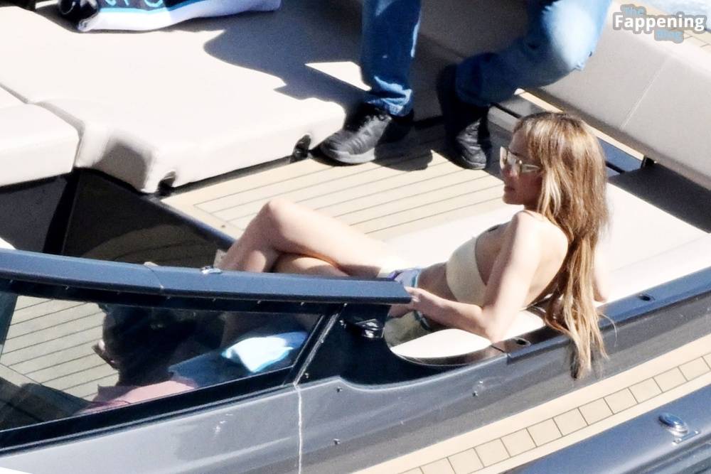 Jennifer Lopez Goes Braless During Her European Getaway in Sorrento (28 Photos) - #27