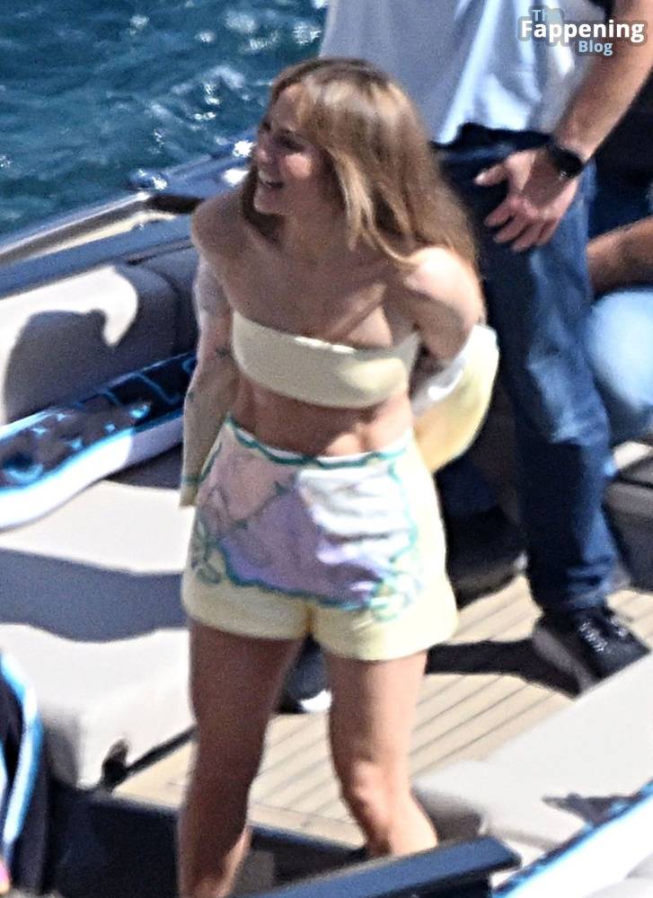 Jennifer Lopez Goes Braless During Her European Getaway in Sorrento (28 Photos) - #18