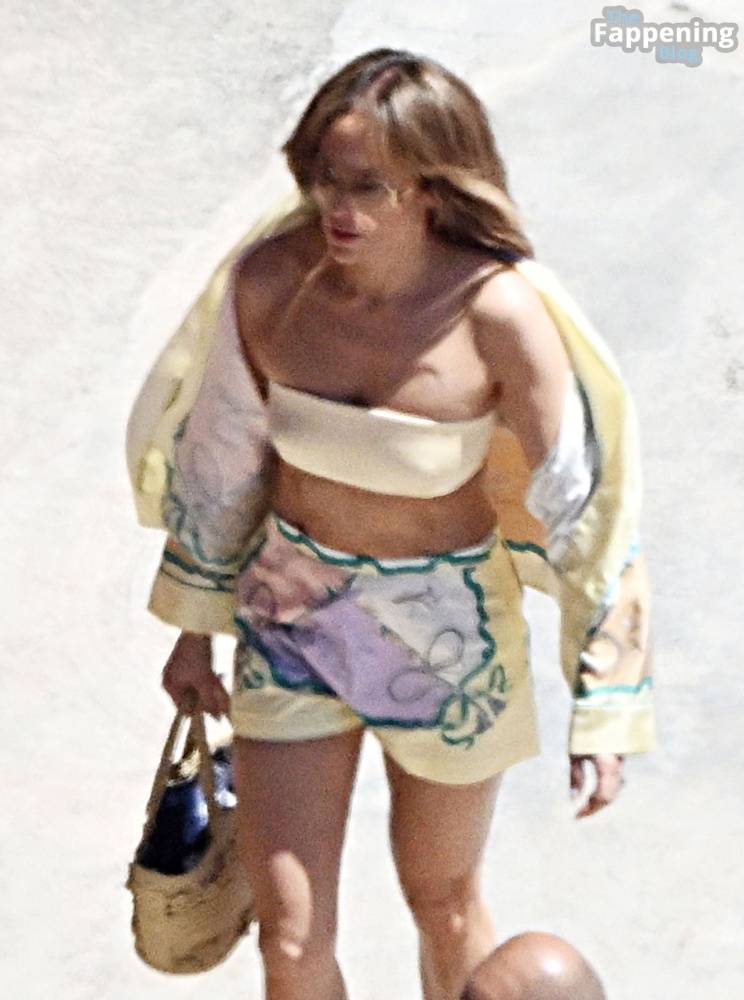 Jennifer Lopez Goes Braless During Her European Getaway in Sorrento (28 Photos) - #3