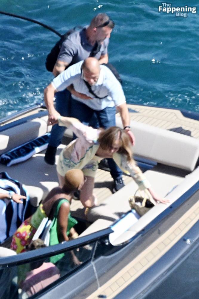 Jennifer Lopez Goes Braless During Her European Getaway in Sorrento (28 Photos) - #23