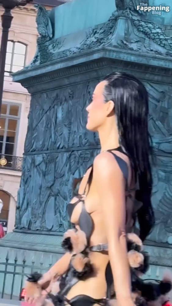 Katy Perry Displays Her Sexy Boobs at the Vogue World: Paris Fashion Show (50 Photos) - #10