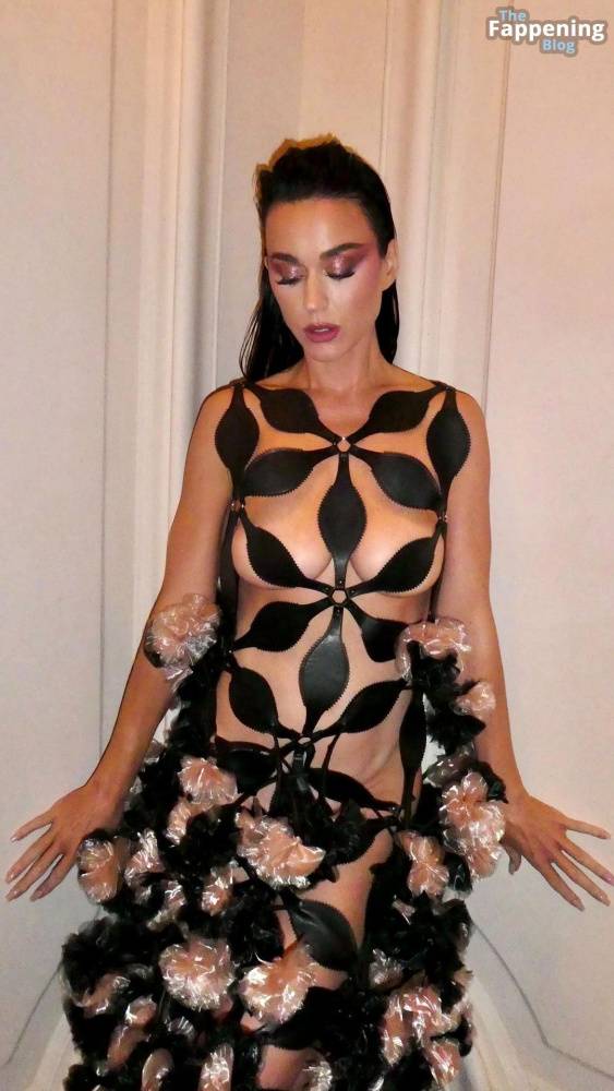 Katy Perry Displays Her Sexy Boobs at the Vogue World: Paris Fashion Show (50 Photos) - #14