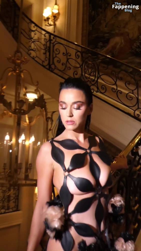 Katy Perry Displays Her Sexy Boobs at the Vogue World: Paris Fashion Show (50 Photos) - #19