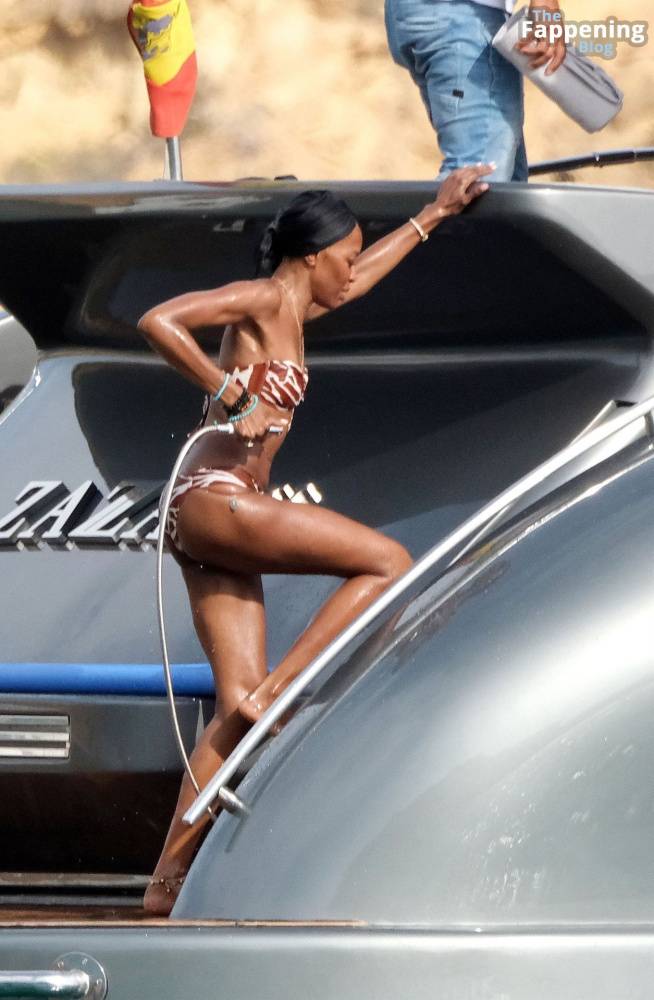 Naomi Campbell, Michelle Rodriguez, Eisa Gonzalez and Afef Jnifen are Seen Out on Holiday in Ibiza (155 Photos) - #12