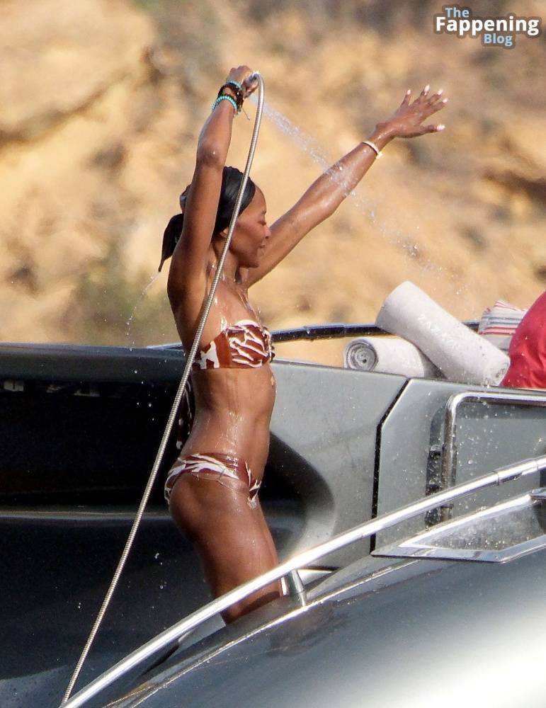 Naomi Campbell, Michelle Rodriguez, Eisa Gonzalez and Afef Jnifen are Seen Out on Holiday in Ibiza (155 Photos) - #14