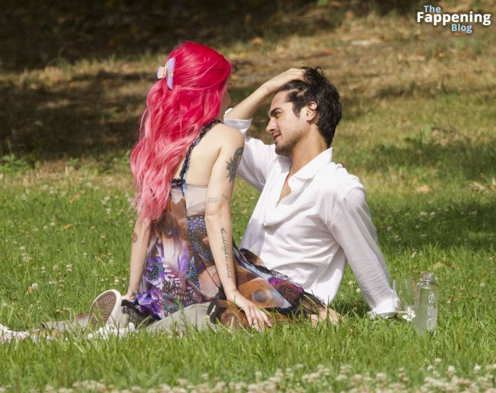 Halsey & Avan Jogia Enjoy Their Romantic Picnic in New York (44 Photos) - #29