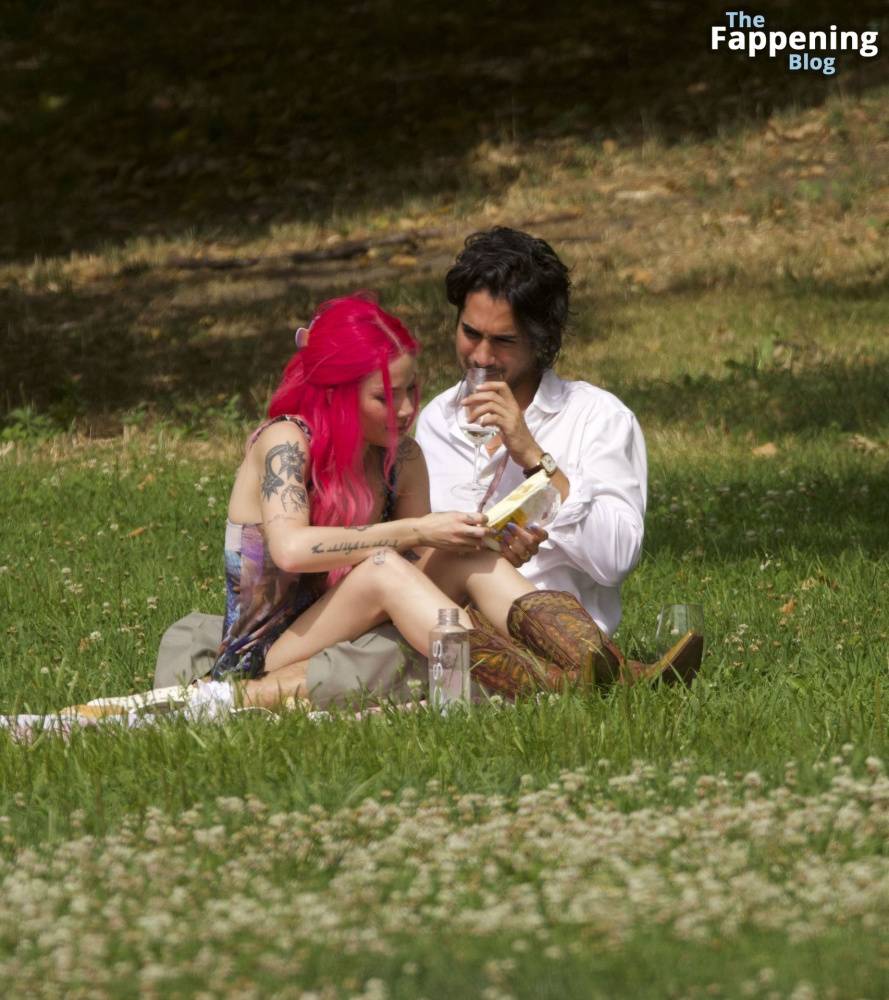 Halsey & Avan Jogia Enjoy Their Romantic Picnic in New York (44 Photos) - #24