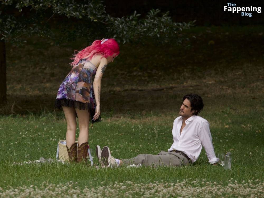 Halsey & Avan Jogia Enjoy Their Romantic Picnic in New York (44 Photos) - #8