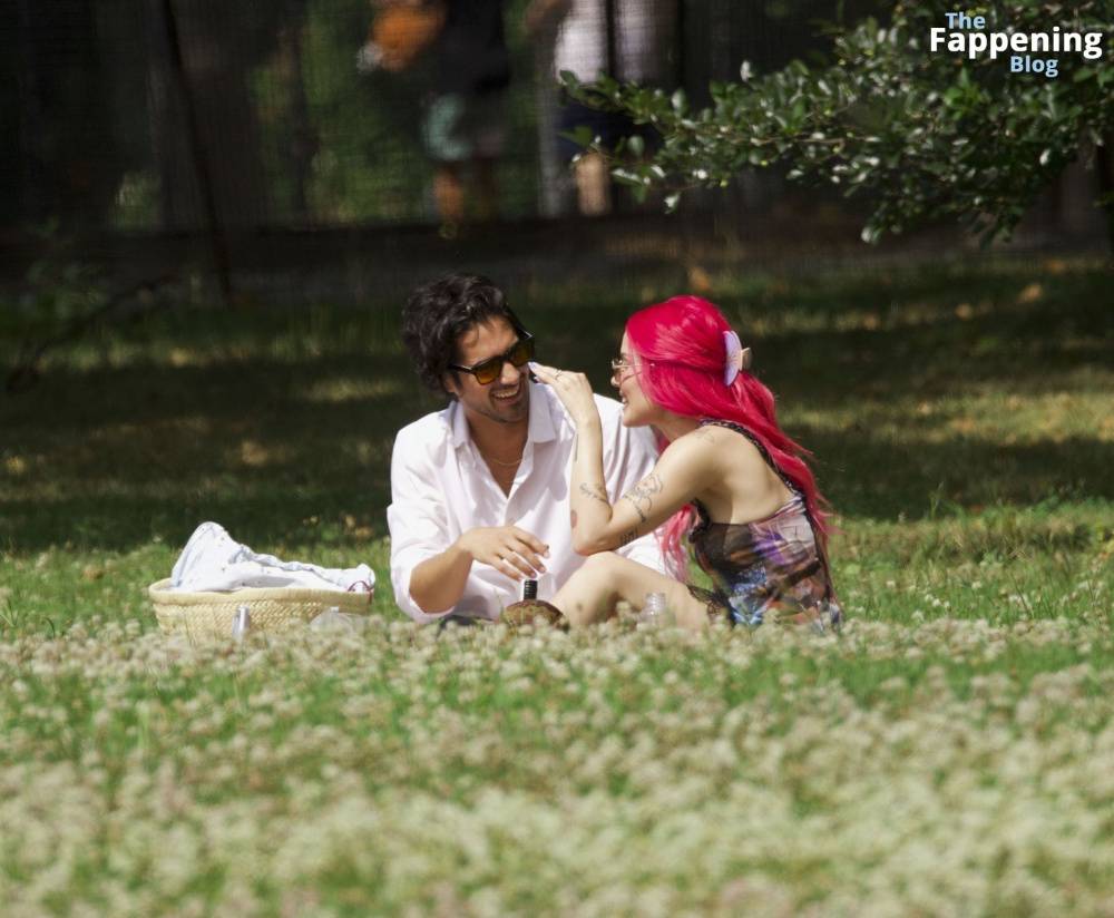 Halsey & Avan Jogia Enjoy Their Romantic Picnic in New York (44 Photos) - #20