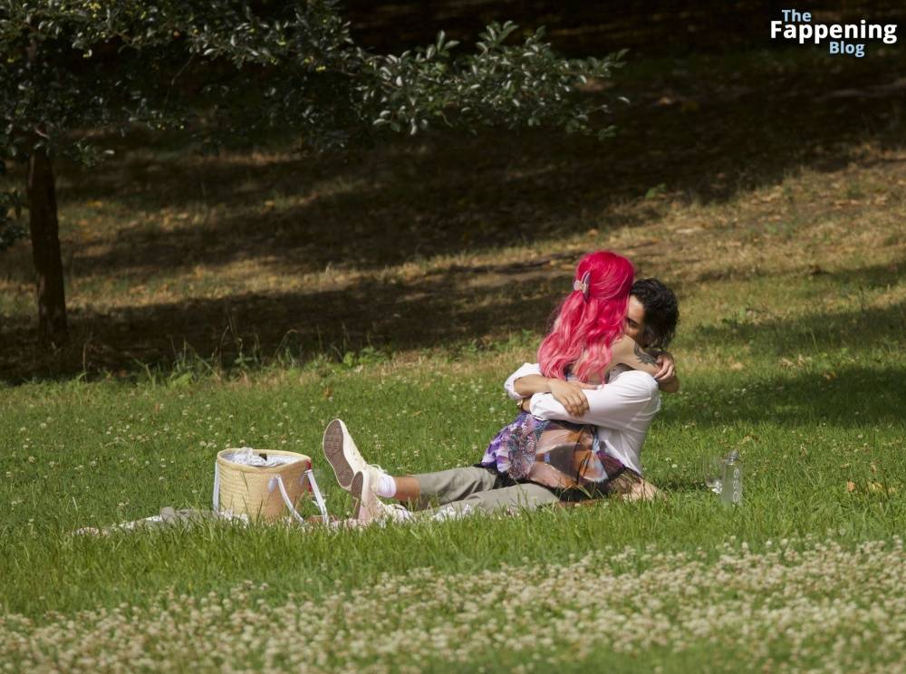 Halsey & Avan Jogia Enjoy Their Romantic Picnic in New York (44 Photos) - #28