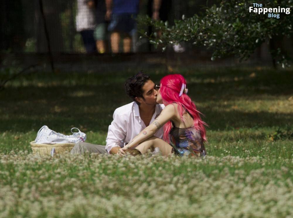 Halsey & Avan Jogia Enjoy Their Romantic Picnic in New York (44 Photos) - #12