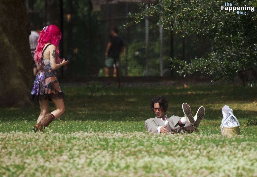 Halsey & Avan Jogia Enjoy Their Romantic Picnic in New York (44 Photos) - #5