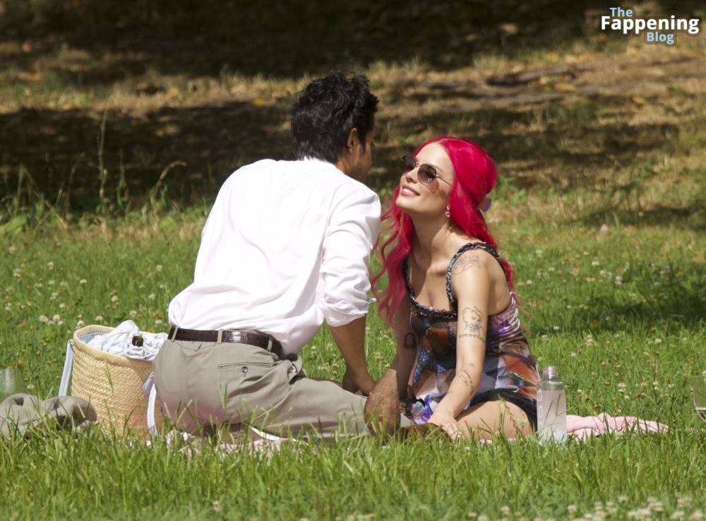 Halsey & Avan Jogia Enjoy Their Romantic Picnic in New York (44 Photos) - #22