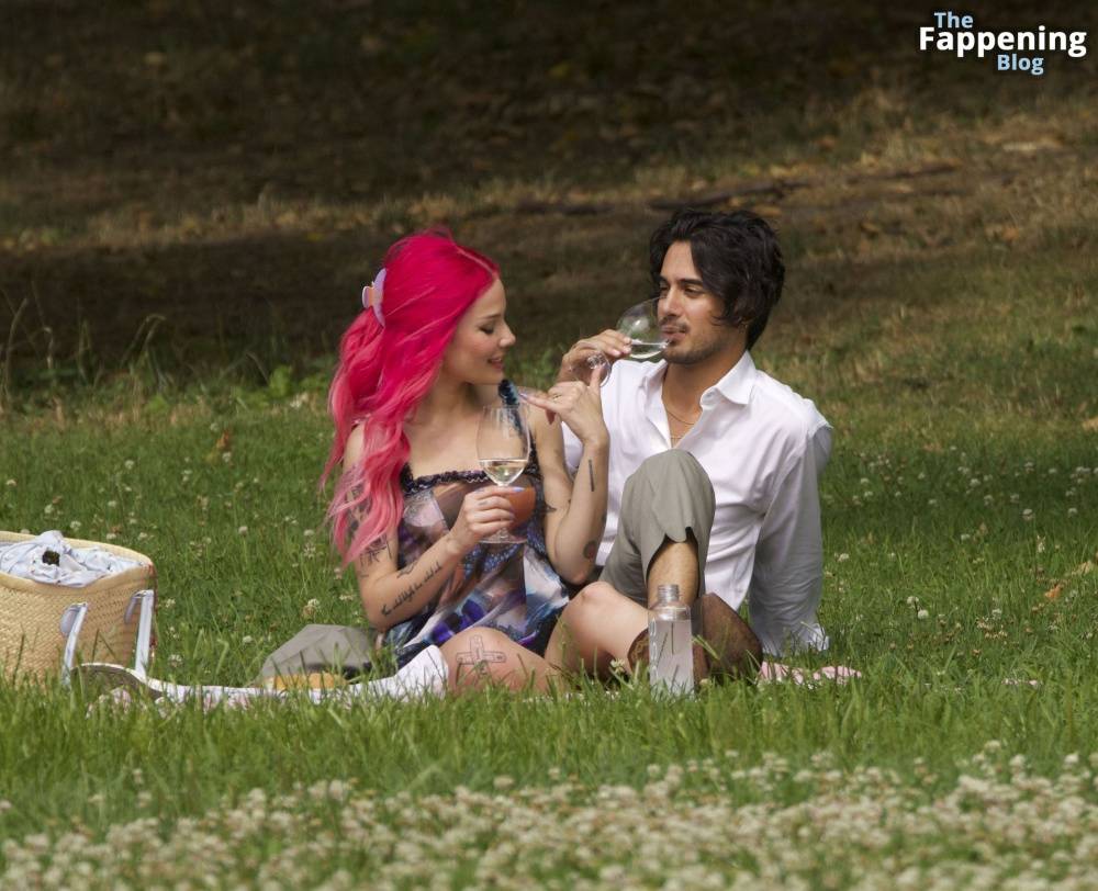 Halsey & Avan Jogia Enjoy Their Romantic Picnic in New York (44 Photos) - #25