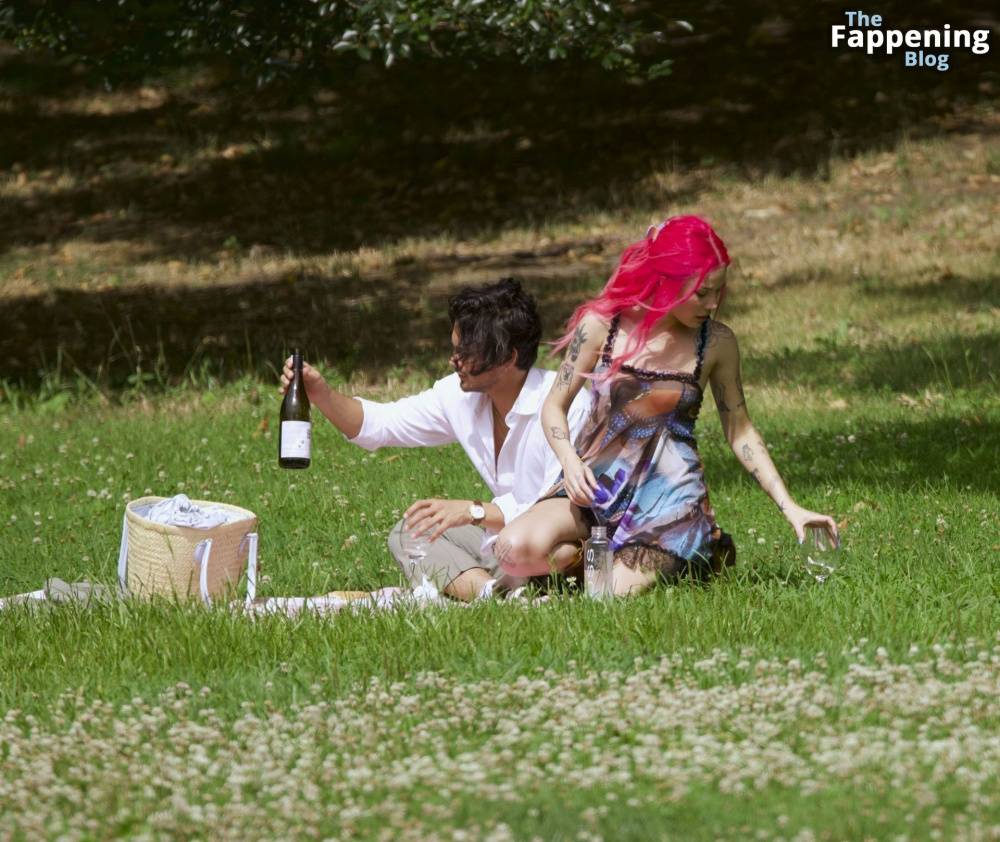 Halsey & Avan Jogia Enjoy Their Romantic Picnic in New York (44 Photos) - #23