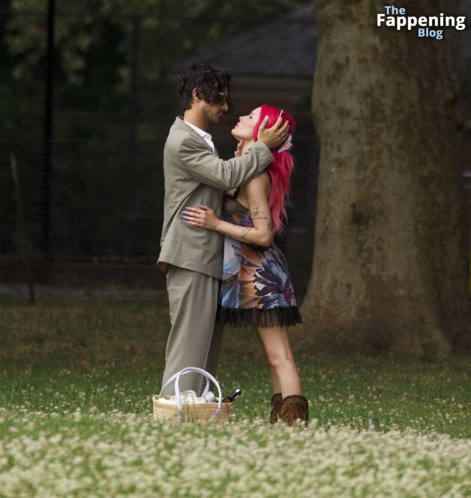 Halsey & Avan Jogia Enjoy Their Romantic Picnic in New York (44 Photos) - #11