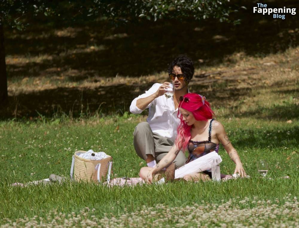 Halsey & Avan Jogia Enjoy Their Romantic Picnic in New York (44 Photos) - #21