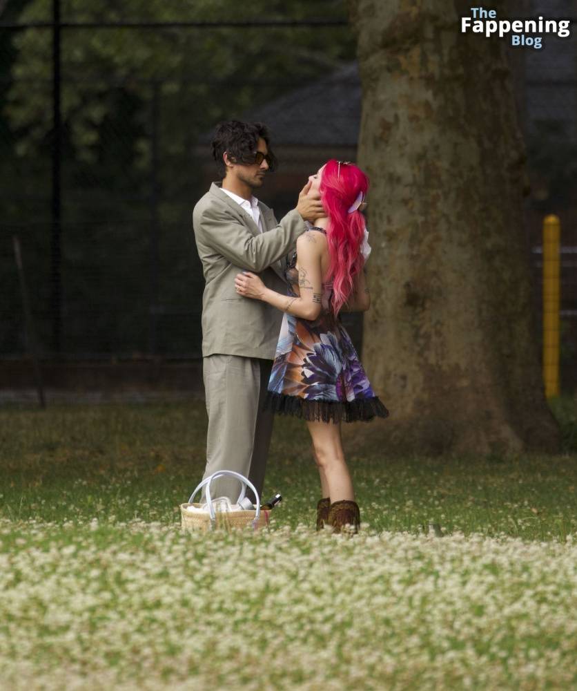 Halsey & Avan Jogia Enjoy Their Romantic Picnic in New York (44 Photos) - #16