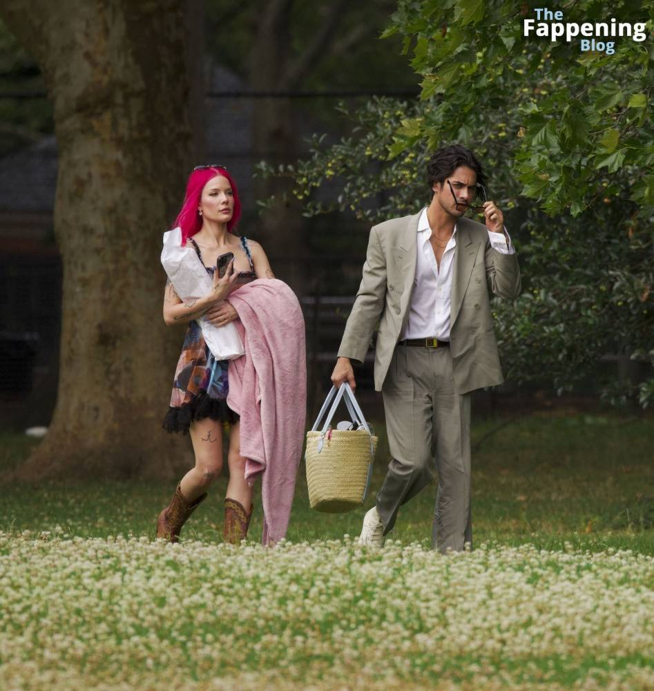 Halsey & Avan Jogia Enjoy Their Romantic Picnic in New York (44 Photos) - #18