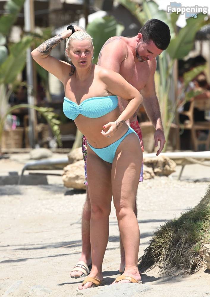 Kerry Katona Flashes Her Nude Boob on the Beach (70 Photos) - #19