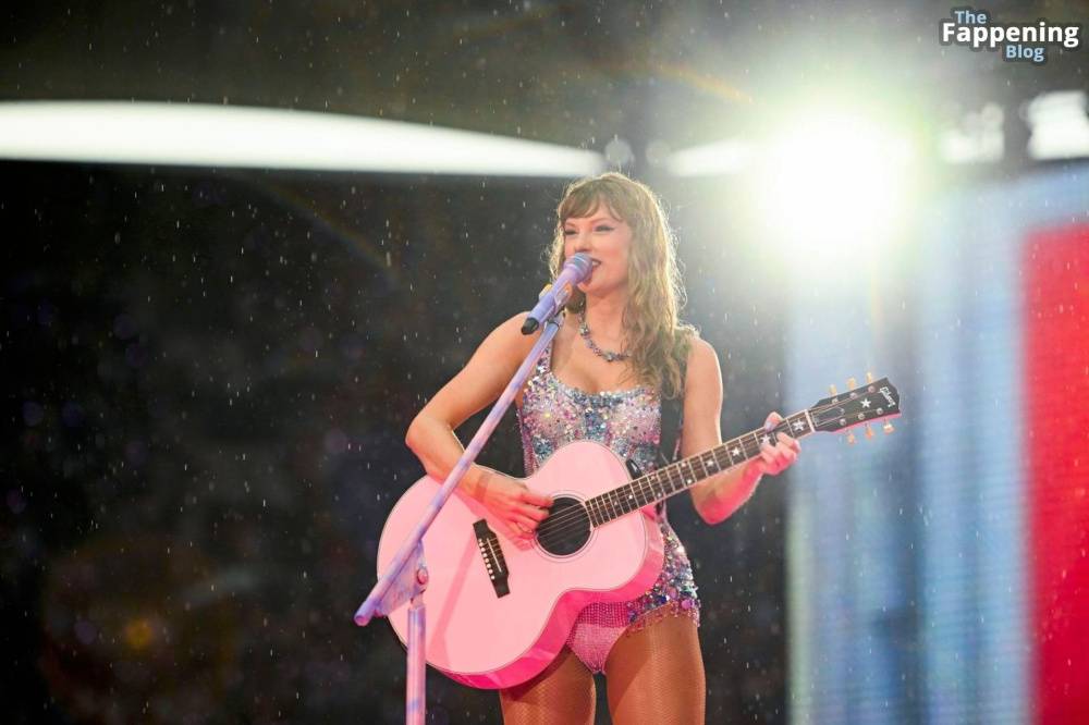 Taylor Swift Performs in Hamburg (41 Photos) - #1